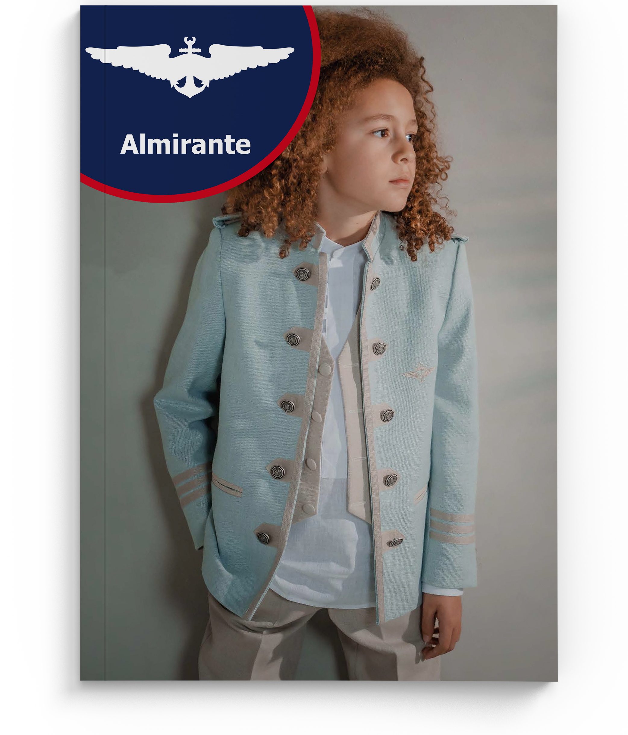 Niño vistiendo un elegante traje de comunión estilo Almirante en tonos azul claro, con detalles dorados en los botones y mangas, perfecto para eventos de primera comunión. Trajes de comunión para niños, colección Almirante.