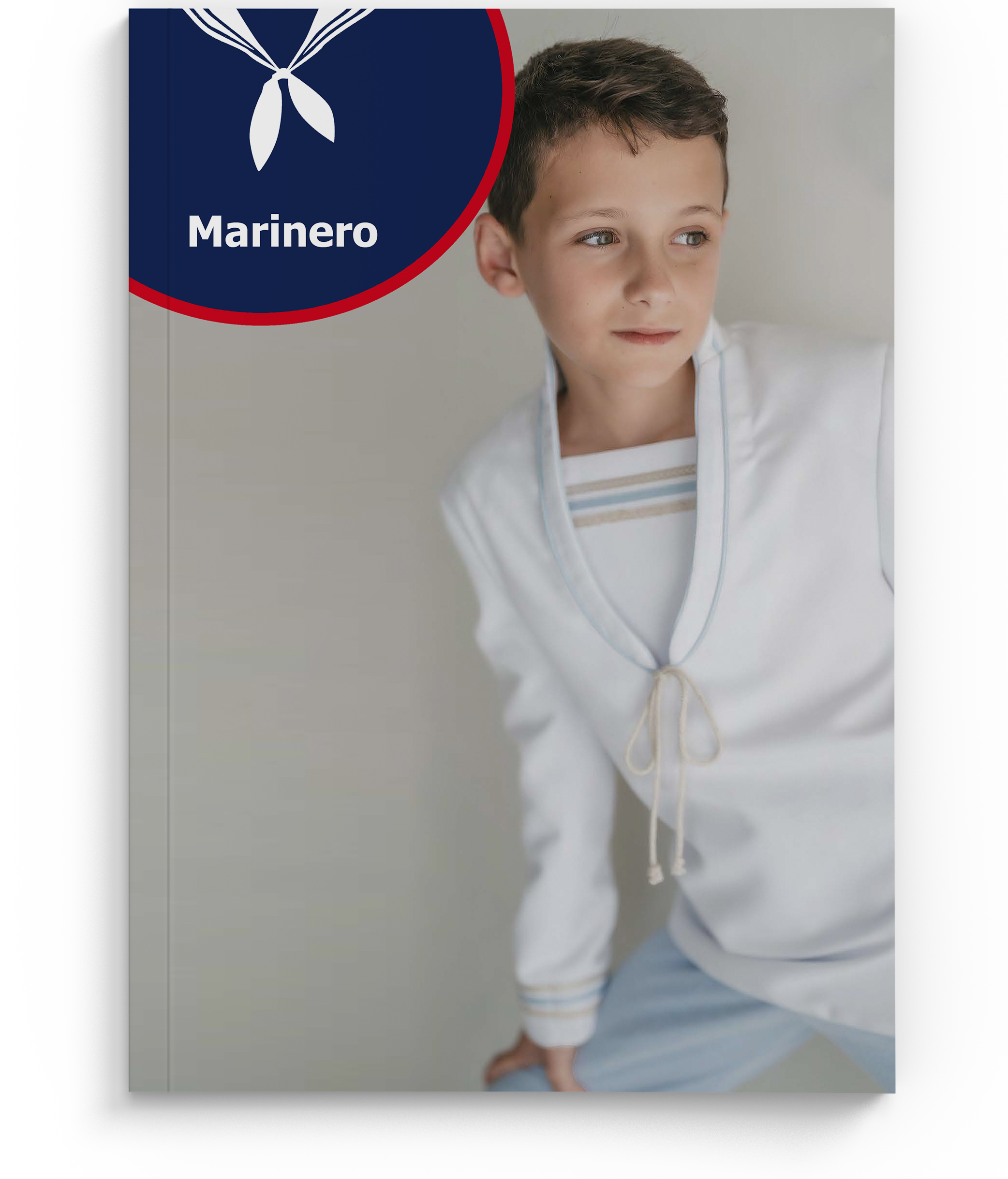 Niño luciendo un traje de comunión estilo marinero, con diseño clásico en color blanco y detalles en azul, parte de la colección Marinero. Ideal para ceremonias de primera comunión, trajes de comunión para niños de la colección Marinero.
