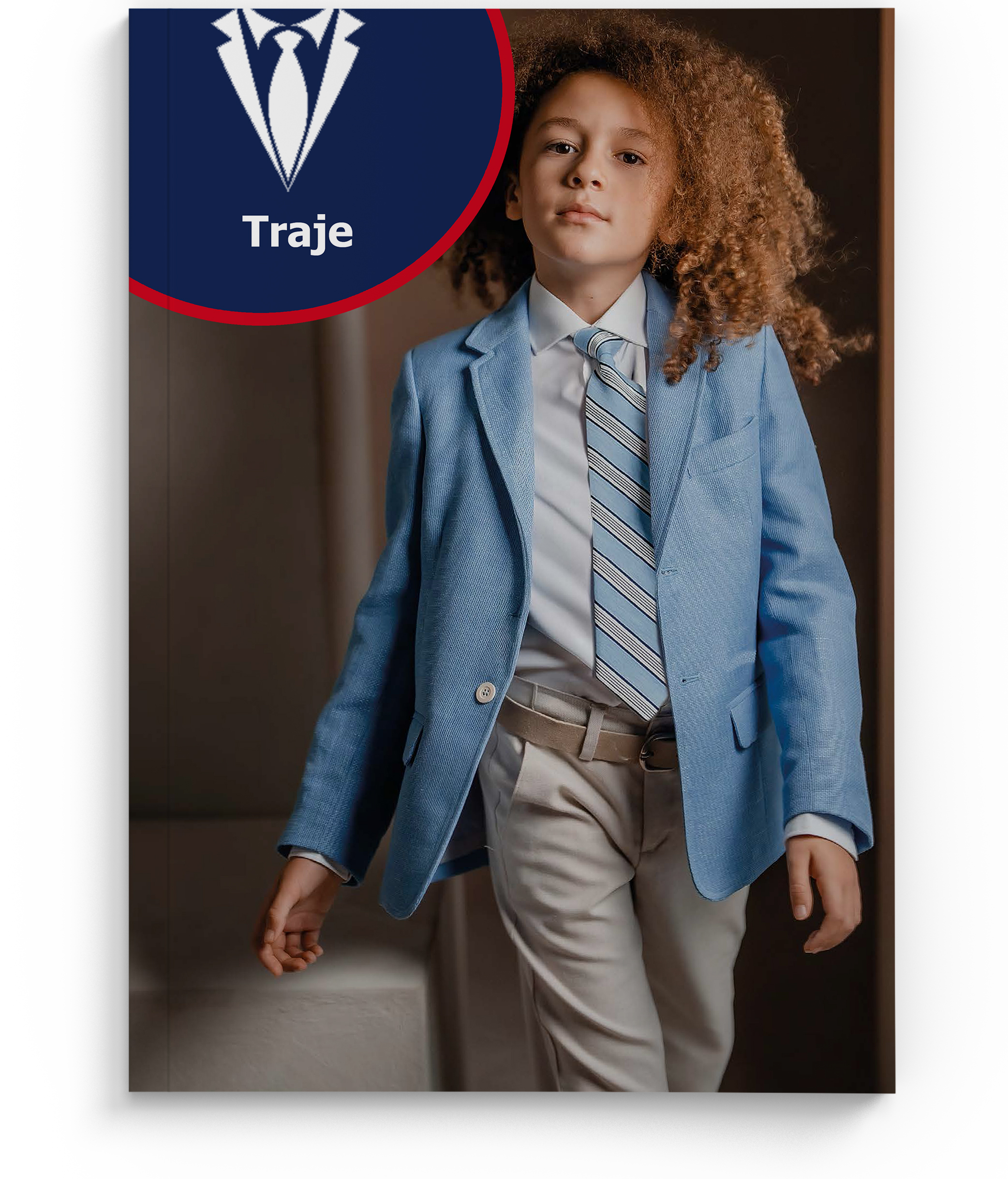 Niño con traje de comunión elegante con chaqueta azul claro y pantalón beige, complementado con corbata a rayas. Trajes de comunión modernos y clásicos para niños, colección Traje.